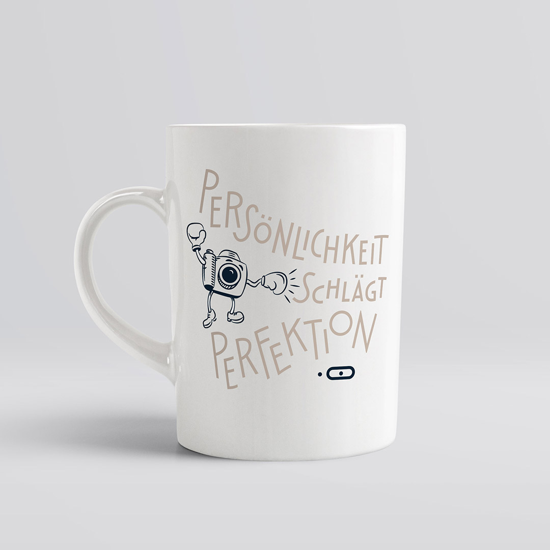 Tasse Ulrike Roeseberg Persönlichkeit schlägt Perfektion Lettering Michael Leonhartsberger